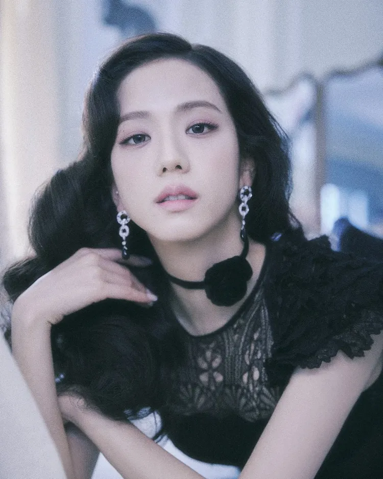 DIOR美妝為Jisoo在MV中打造和花一般的盛世美顏。翻攝diorbeauty IG