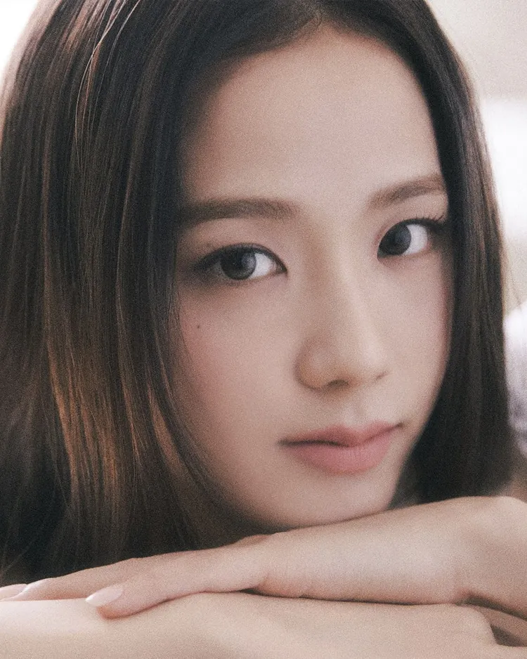 DIOR美妝為Jisoo在MV中打造和花一般的盛世美顏。翻攝diorbeauty IG