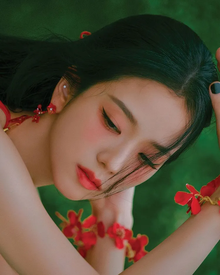 Jisoo以DIOR癮誘唇膏#744搭配MV中此套紅色服裝。翻攝diorbeauty IG