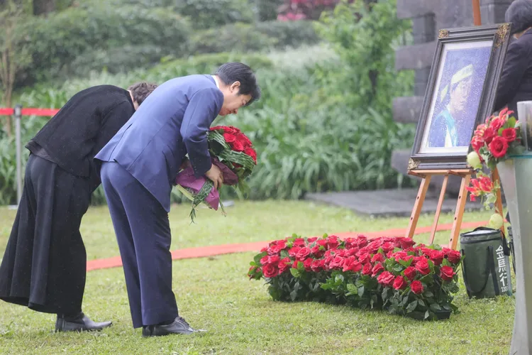 賴清德由鄭南榕基金會董事長鄭竹梅陪同，向鄭南榕遺照獻花致意。府提供