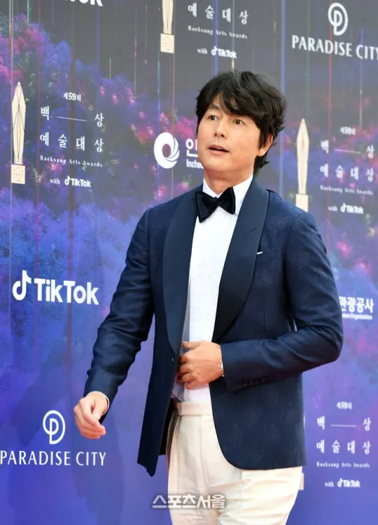 鄭雨盛以藍色西裝混搭白色褲子。翻攝首爾體育