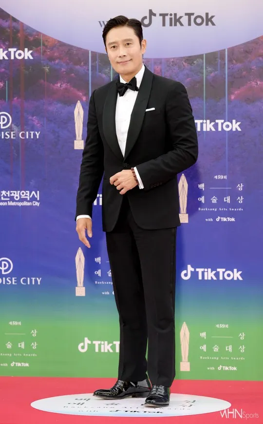 李秉憲選用黑色西裝。翻攝WHN