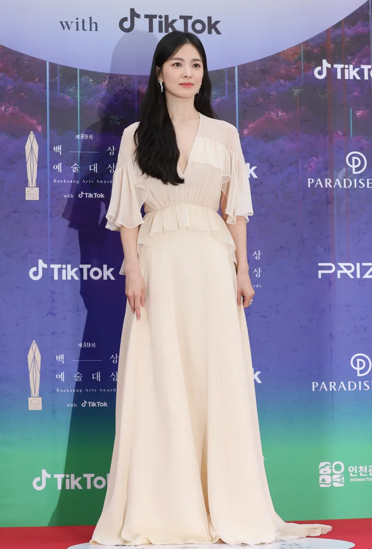 宋慧喬荷葉邊袖子透視若隱若現，氣場十足。韓聯社