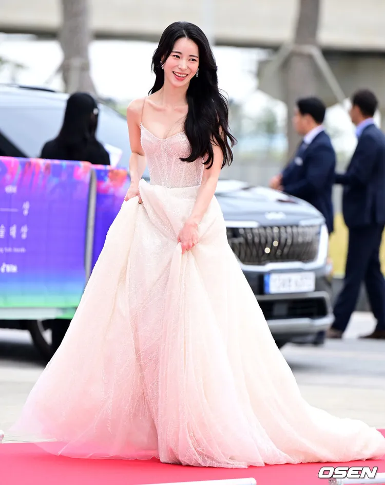 林知衍認愛後現身走紅毯，裙襬太長險跌倒。翻攝OSEN