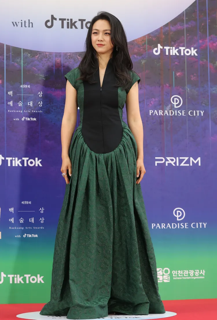 湯唯以《分手的決心》入圍影后，綠色洋裝略顯老氣。韓聯社