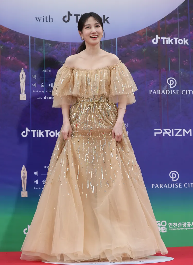 朴恩斌大膽選用金色戰袍。韓聯社