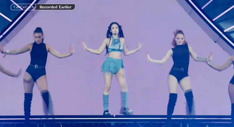 Jennie換穿藍色洋裝登場，又辣又仙。翻攝Coachella YouTube