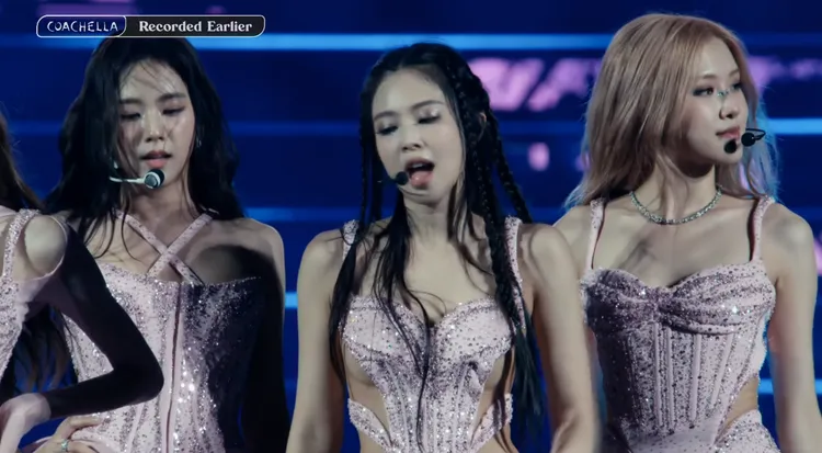 Jennie沒穿內衣登場，一個擺動就露出下半球。翻攝Coachella YouTube