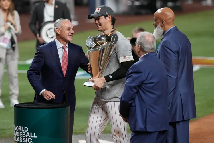 大谷翔平(中)獲選為世界棒球經典賽MVP。美聯社