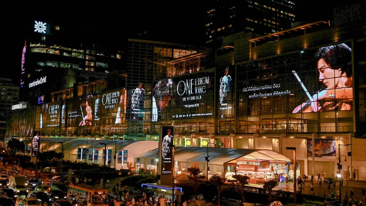 曼谷熱鬧市區已有王力宏演唱會看板消息。