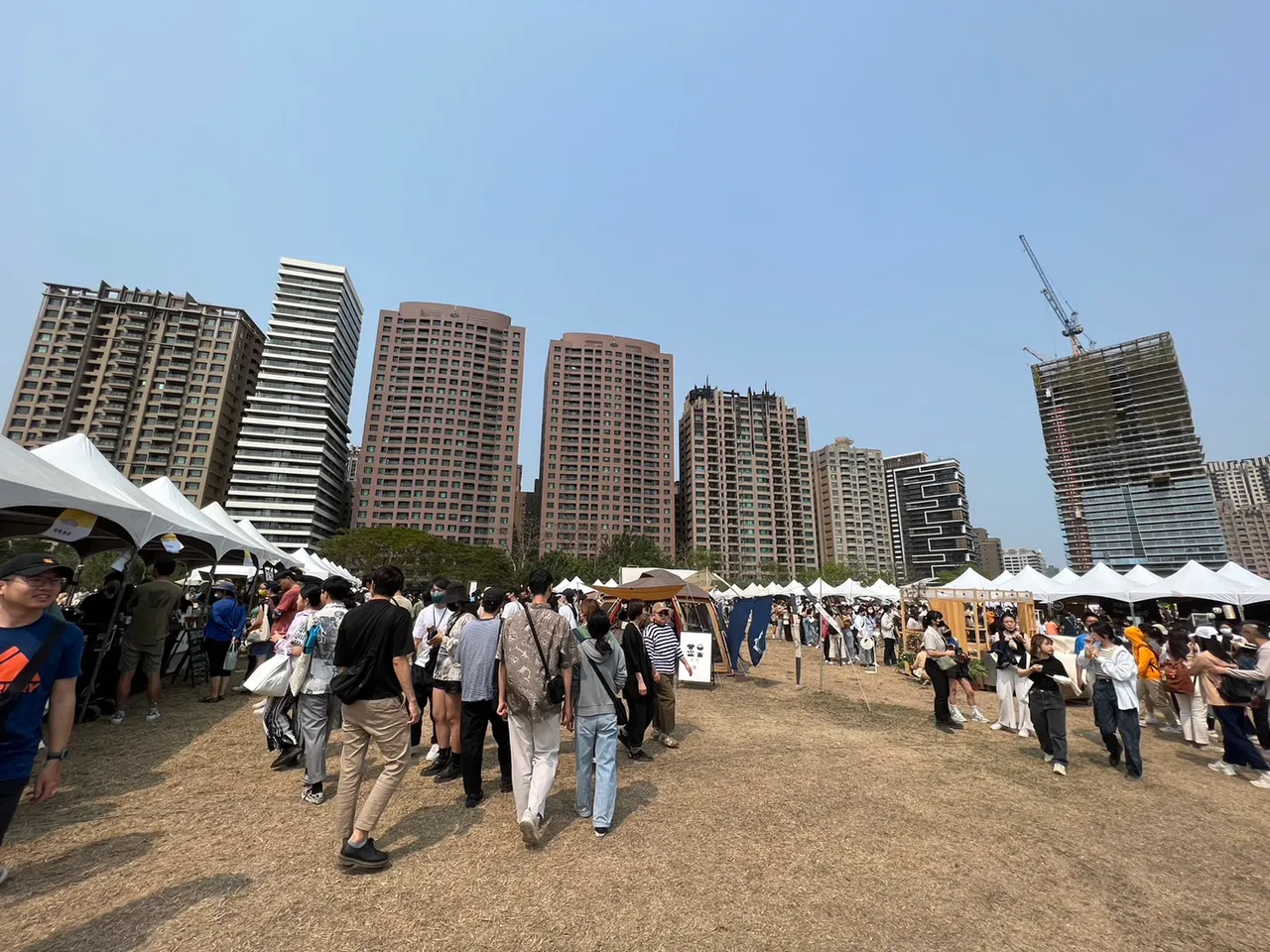 活動在美術館舉辦,兩日累計人潮超過10萬人。葉家銘攝