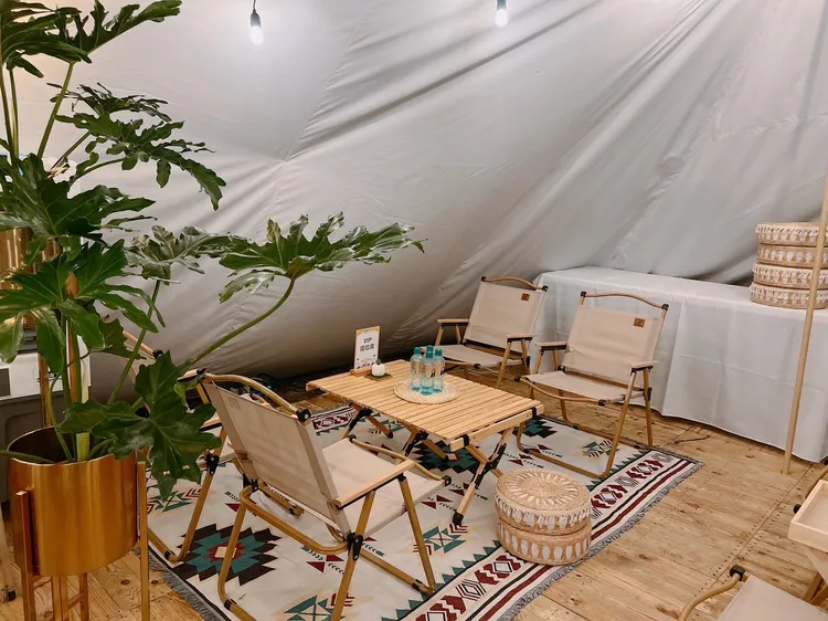 龍騰建設在攤位內打造如家客廳舒適空間。葉家銘攝