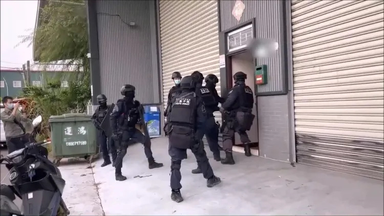 警方攻堅查獲趙嫌等21人到案。翻攝畫面