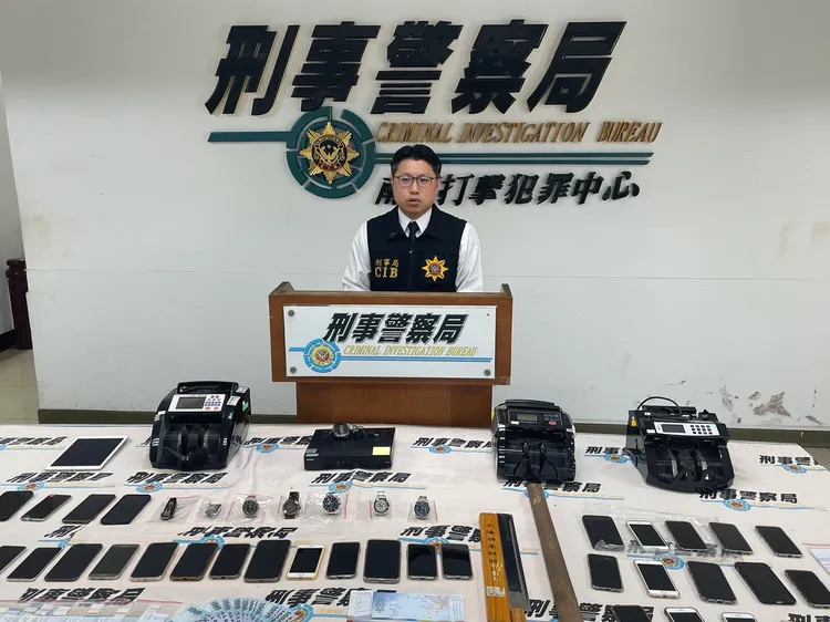 警方查獲趙嫌等21人到案，另查扣手機31支、點鈔機4台、本票1批、自小客車5輛及293萬餘元等證物。翻攝畫面