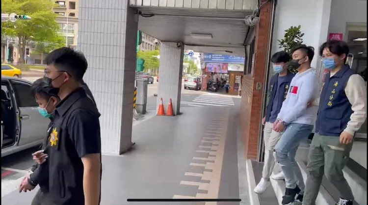 警方攻堅查獲趙嫌等21人到案。翻攝畫面