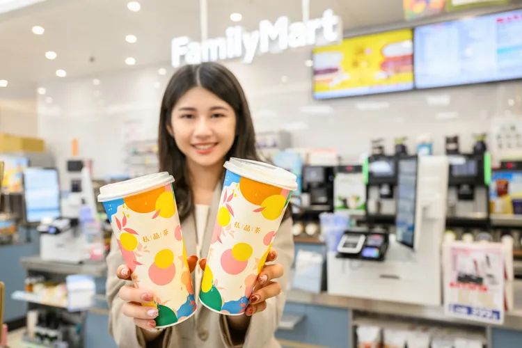 全家私品茶「燕麥奶紅茶」全新上市，更推出使用全盈+PAY可享燕麥奶現調飲品單杯7折優惠。業者提供