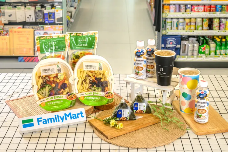 全家響應「便利永續，你也+1」的ESG精神，推出4招綠色消費選擇，邀請消費者購買「友善食光」、「植系飲品」、「蔬食商品」與「FSC森林認證衛生紙」，從吃的、用的一起愛地球。業者提供