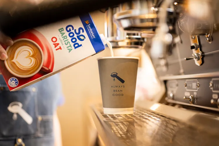 ABG Coffee攜手澳洲植物奶品牌So Good推出期間限定活動，即日起至4/26至門市購買拿鐵、乳製飲品，可免費升級更換植物奶。業者提供