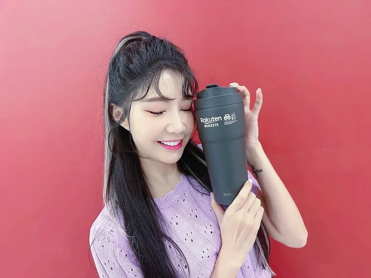 7號樂天女孩-筠熹，與渾圓杯聯名款「榮耀桃猿-灰墨」。業者提供