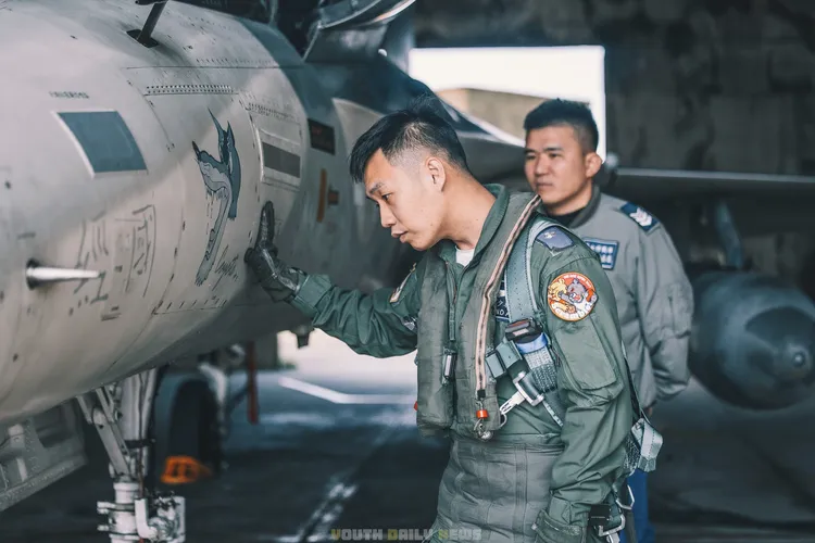 中共持續對台軍演，一名經國號IDF戰機飛官9日執行起飛前檢查，待命出勤攔截共機。（軍方提供）