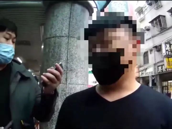 警方逮捕在外圍把風的鄭姓男子。板橋警分局提供