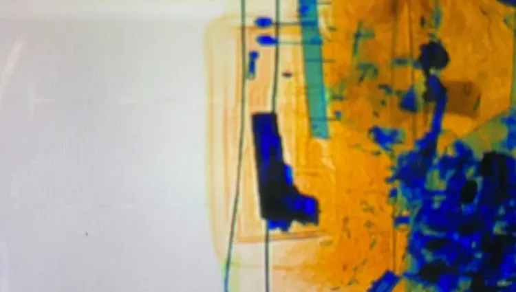 海關人員從X光儀器發現行李中的可疑物品。翻攝CNN新聞