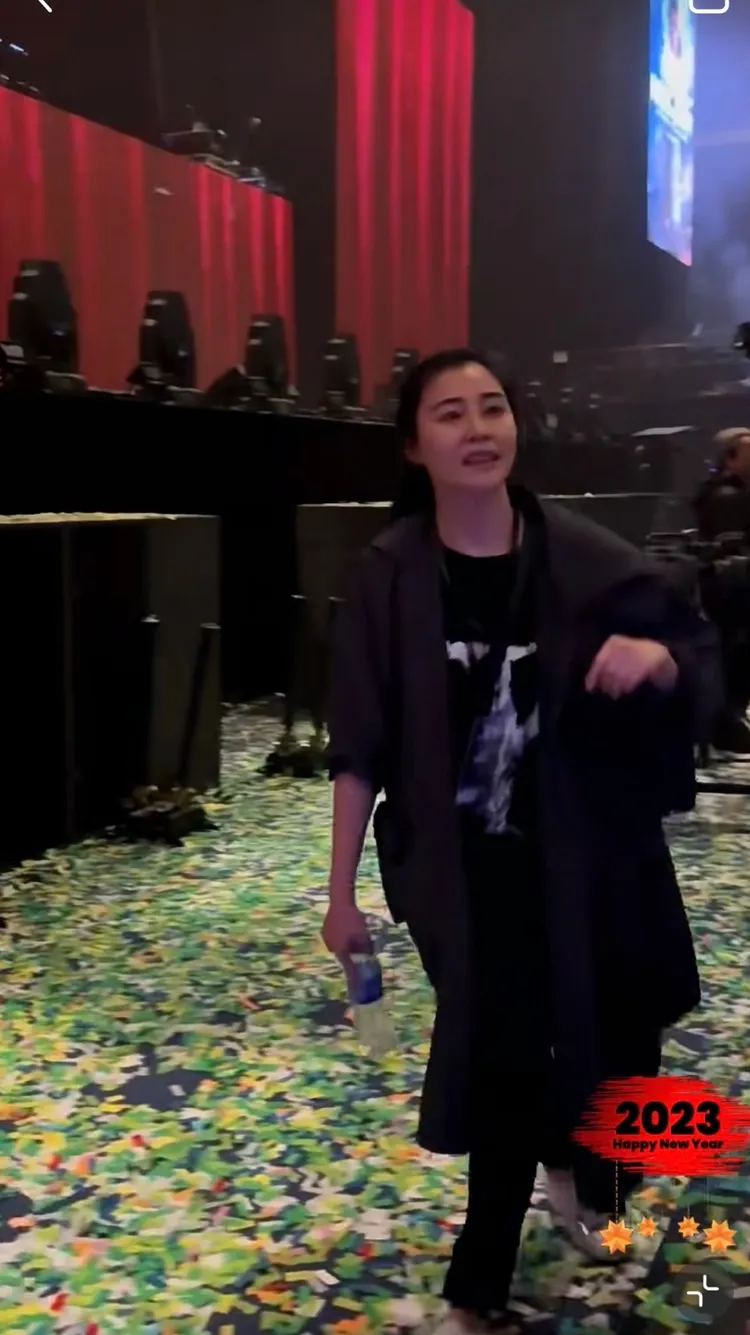 蒙嘉慧在現場說日文，似乎是在尋找日本友人。翻攝小紅書