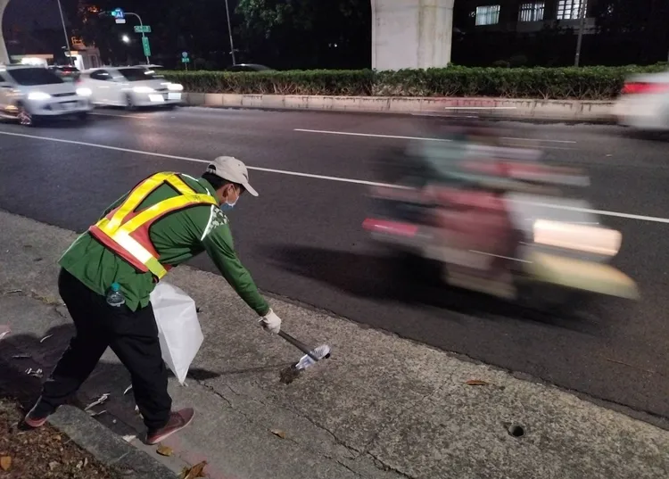 環保局同仁協助垃圾清運，維護場館及周邊環境整潔。市府提供