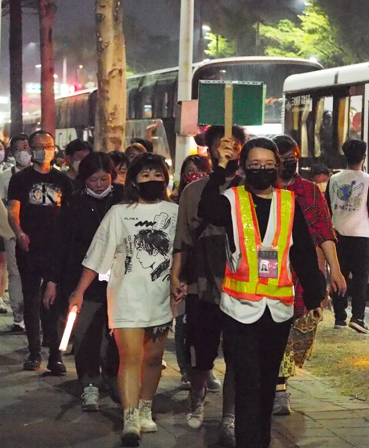 交通局同仁舉牌帶路，協助民眾使用接駁專車。市府提供