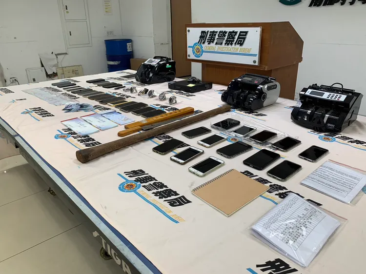 南打破獲以趙男為首詐騙集團，查扣手機、點鈔機、西瓜刀等證物。吳慧芬攝