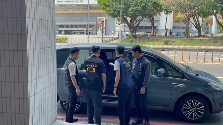 警方移送以趙男為首的詐騙集團。讀者提供