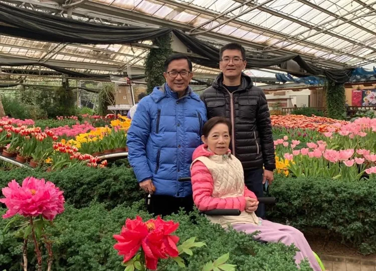 趙建銘(右後，翻攝陳水扁臉書)因台開案入獄，但入獄僅1年半就出獄。