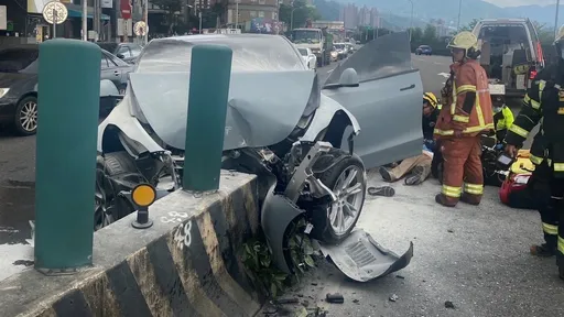 知名設計師駕駛特斯拉　猛撞分隔島！無生命跡象送醫搶救不治