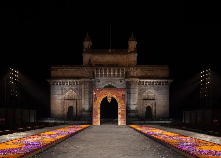 DIOR選在印度西部馬哈拉施特拉邦濱海大城孟買的百年歷史遺跡「印度門」舉辦2023秋季時裝系列大秀，攜手印度Chanakya工坊為秀場打造印度教中懸掛在門上的裝飾物Toran的大型裝置，做為對印度多樣性和永恆之美的頌揚。品牌提供