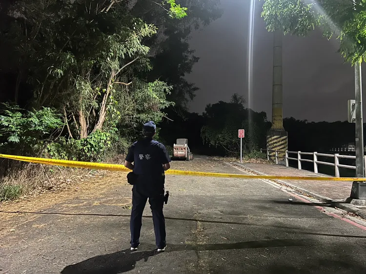 警方到場戒護，並通知動保人員圍捕小黃牛。讀者提供