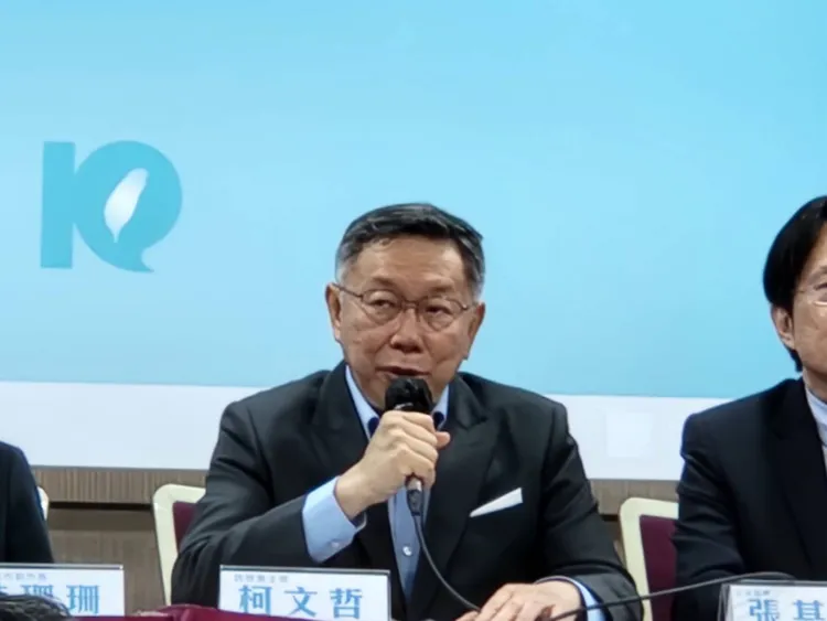 柯文哲在記者會說明民眾黨對內對外的論述。施智齡攝