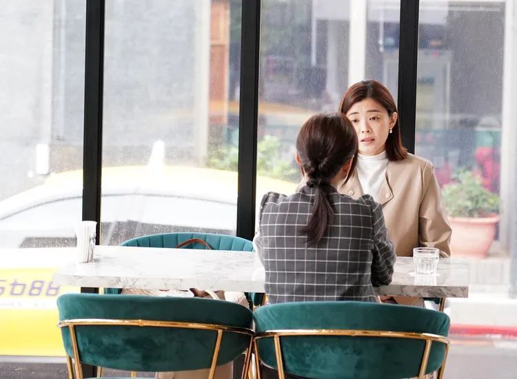 張本渝找夏如芝（右）深談，兩人也各自做出重大決定。公視台語台提供