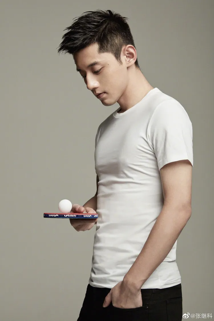 張繼科是中國桌壇帥哥，球技精湛，是以最快速度拿到大滿貫的紀錄保持人。翻攝張繼科微博