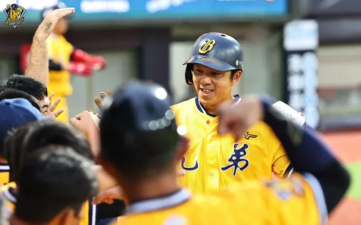 40歲一尾活龍！41歲林智勝和周思齊同場開轟　中職史上第1次