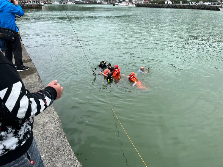 警消打撈女駕駛上岸。翻攝畫面