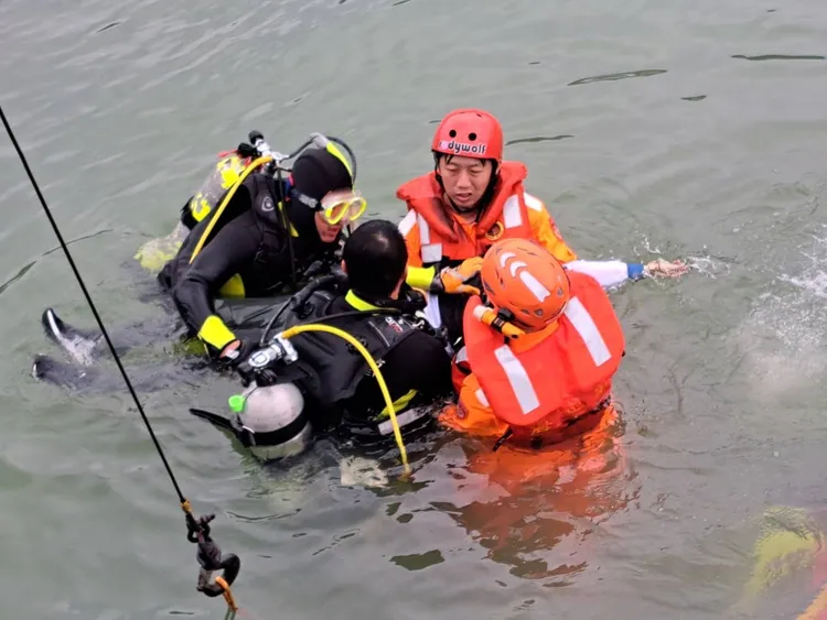 警消將墜海的林女救起，但已無生命跡象。翻攝畫面