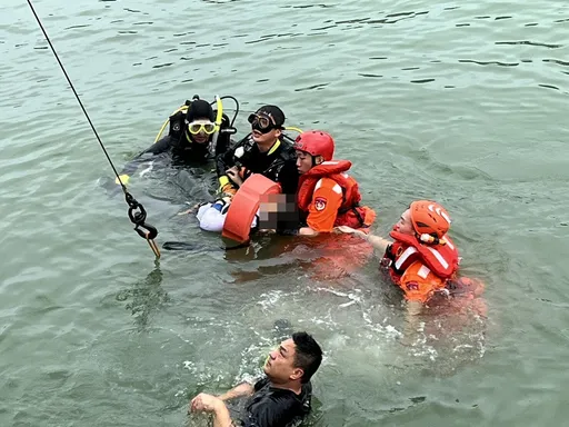 逃酒測「連人帶車」衝入漁港　影片曝光！女駕駛救起傷重不治