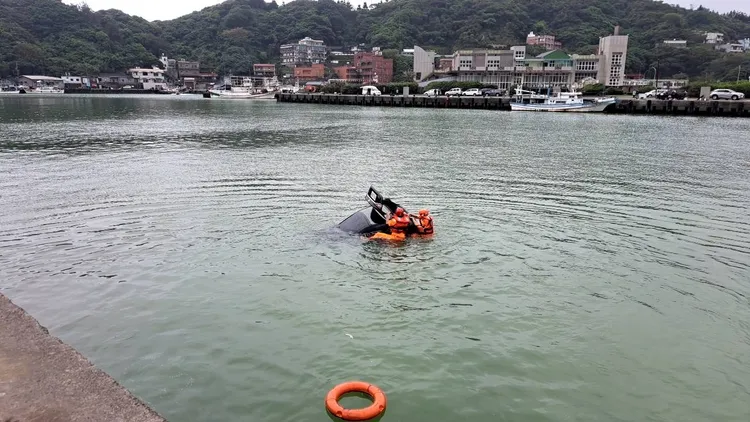 警消打撈墜海的轎車。翻攝畫面