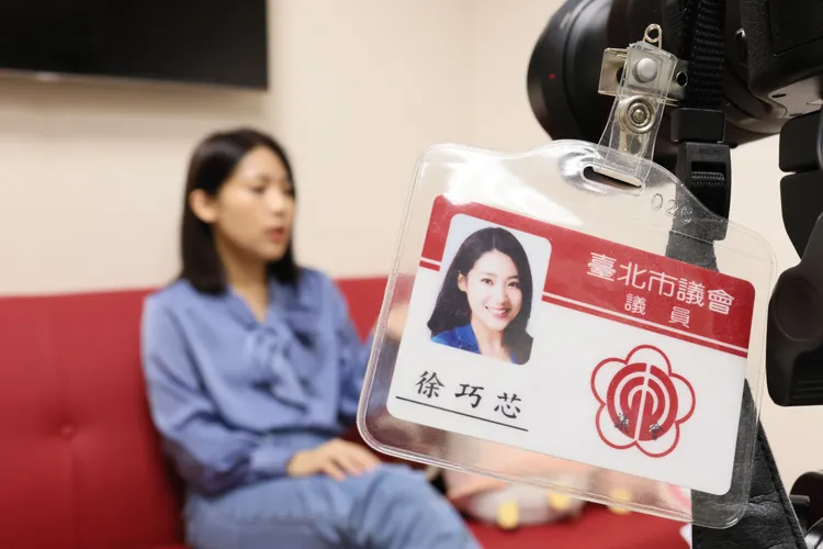 徐巧芯自喊出「世代交替」挑戰立委費鴻泰後，引發黨內茶壺風暴。鄭孟晃攝