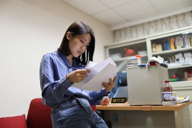 專訪這天，徐巧芯忙到晚間9時30分才回到北市議會。鄭孟晃攝