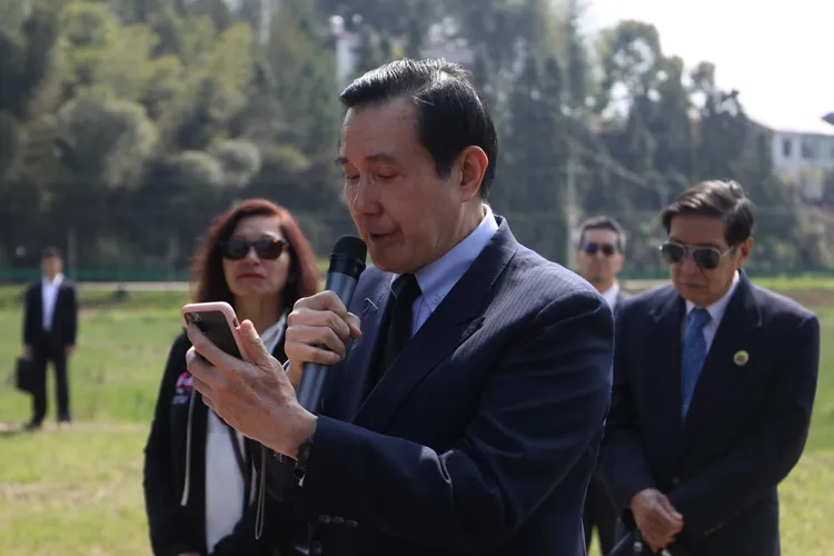 馬英九在祖墳前念祭祖文。馬辦提供