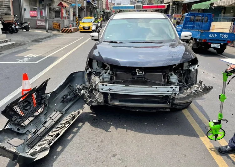 李女衝撞巡邏車，造成警車前車頭毀損。翻攝畫面