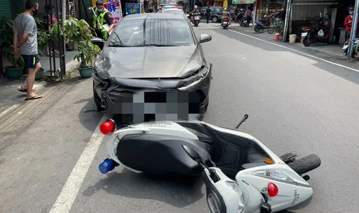 遭盤查通緝身分曝光　屏東女加速逃！把警車撞成這樣也跑不掉