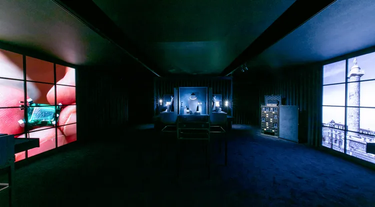 LV首度一次集結旗下經典硬箱、Objets Nomades生活藝術風格家具、Les Petits Nomades家居擺飾系列、珍稀皮革臻品與高級珠寶暨腕錶系列，一口氣端出約400件精彩之作。品牌提供