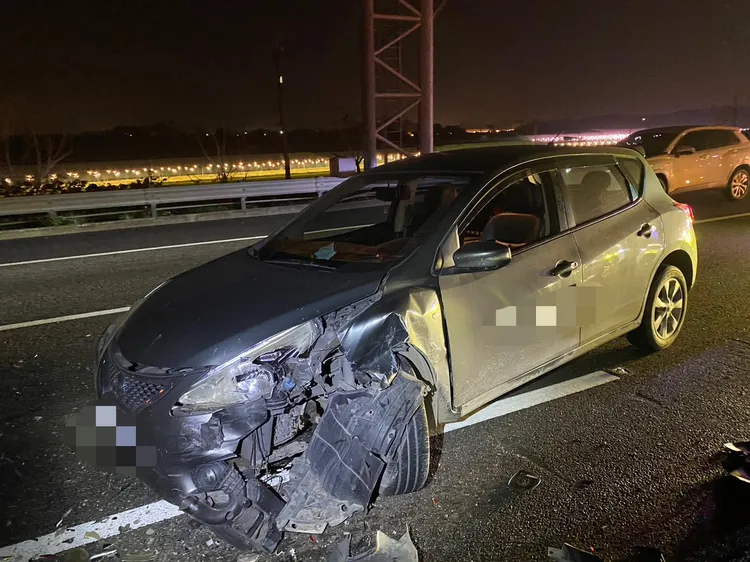 肇事車輛車頭嚴重毀損，車輪也變形。讀者提供